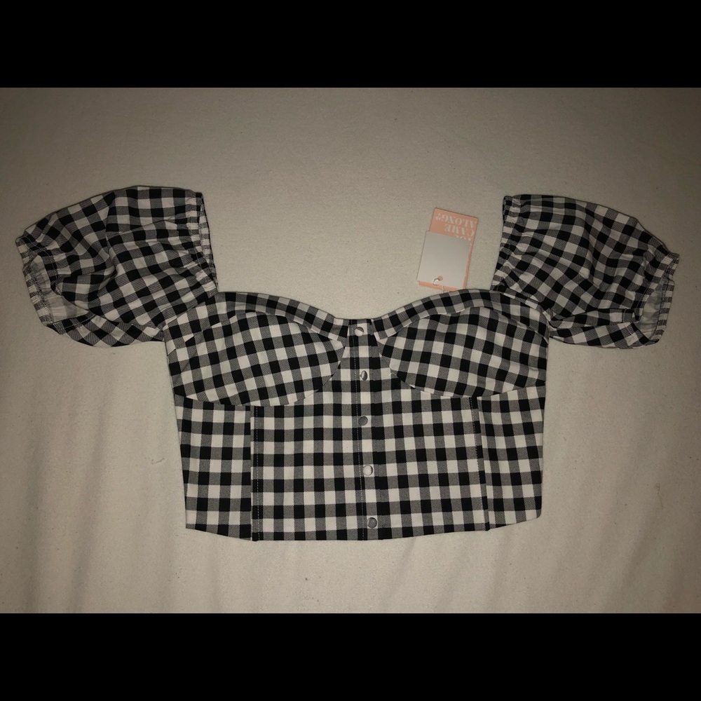 Hey beautiful woman! I’m selling a tiger Mist crop top, size large.
